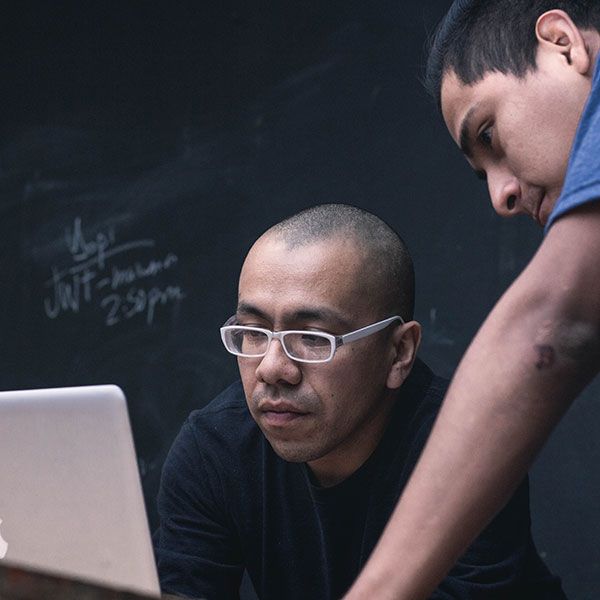 Two academic staff looking at computer - Checklist for Lab Demonstrators