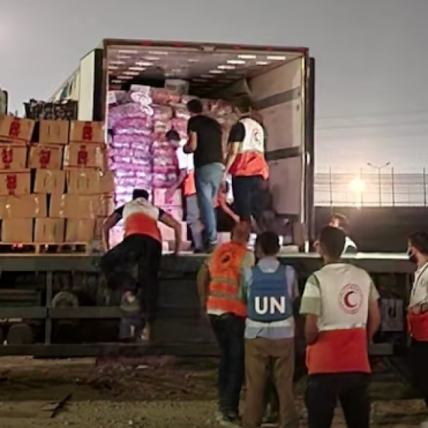 Gaza civilians struggle as humanitarian aid trickles in 