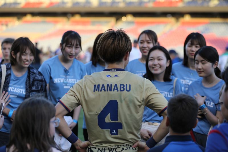 Manabu talking to a crowd of people