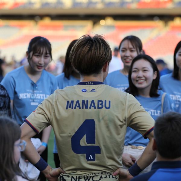 Manabu talking to a crowd of people