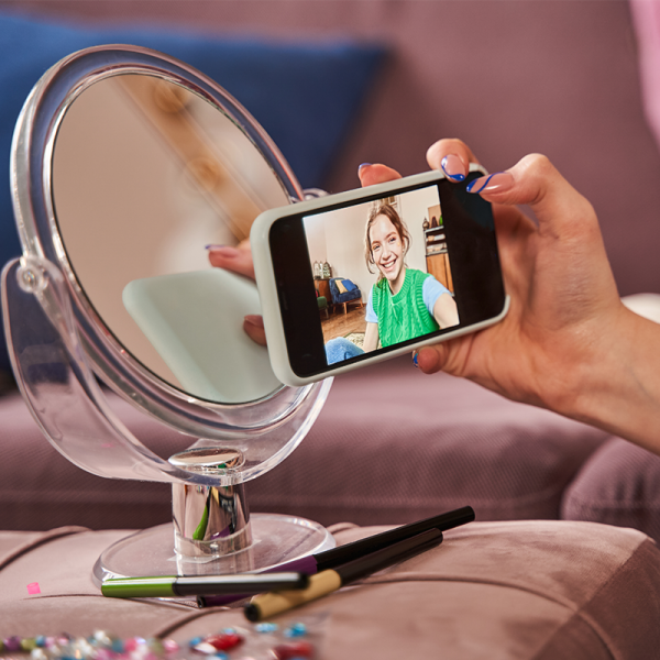 How selfie-editing tools are distorting how young people see themselves