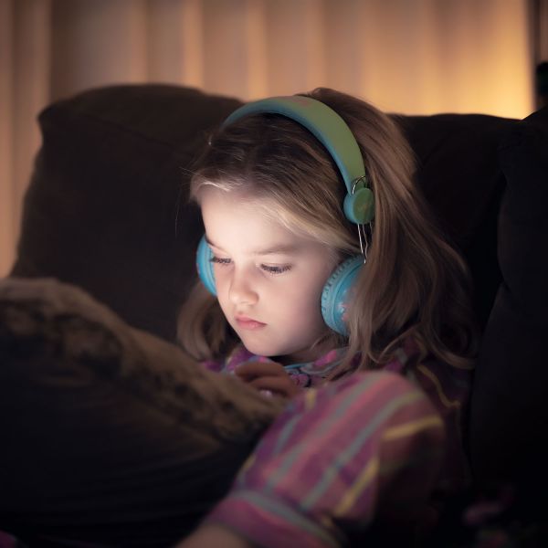 Children's screen time and links to sleep, language and cognitive development Children's screen time and links to sleep, language and cognitive development