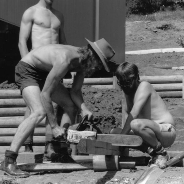Workmen at the Central Coast Campus, Ourimbah, - 11 September, 1989. Photo taken by Peter Muller courtesy University Cultural Collections.