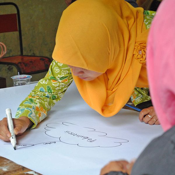 Student drawing a mind map