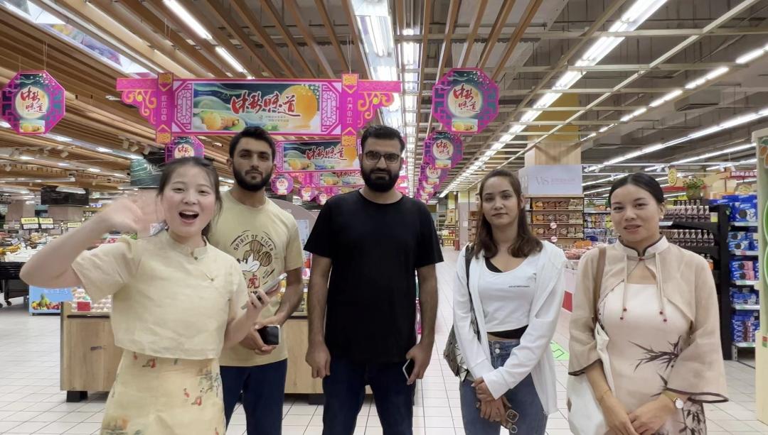 Shopping for Mooncakes Shopping for Mooncakes