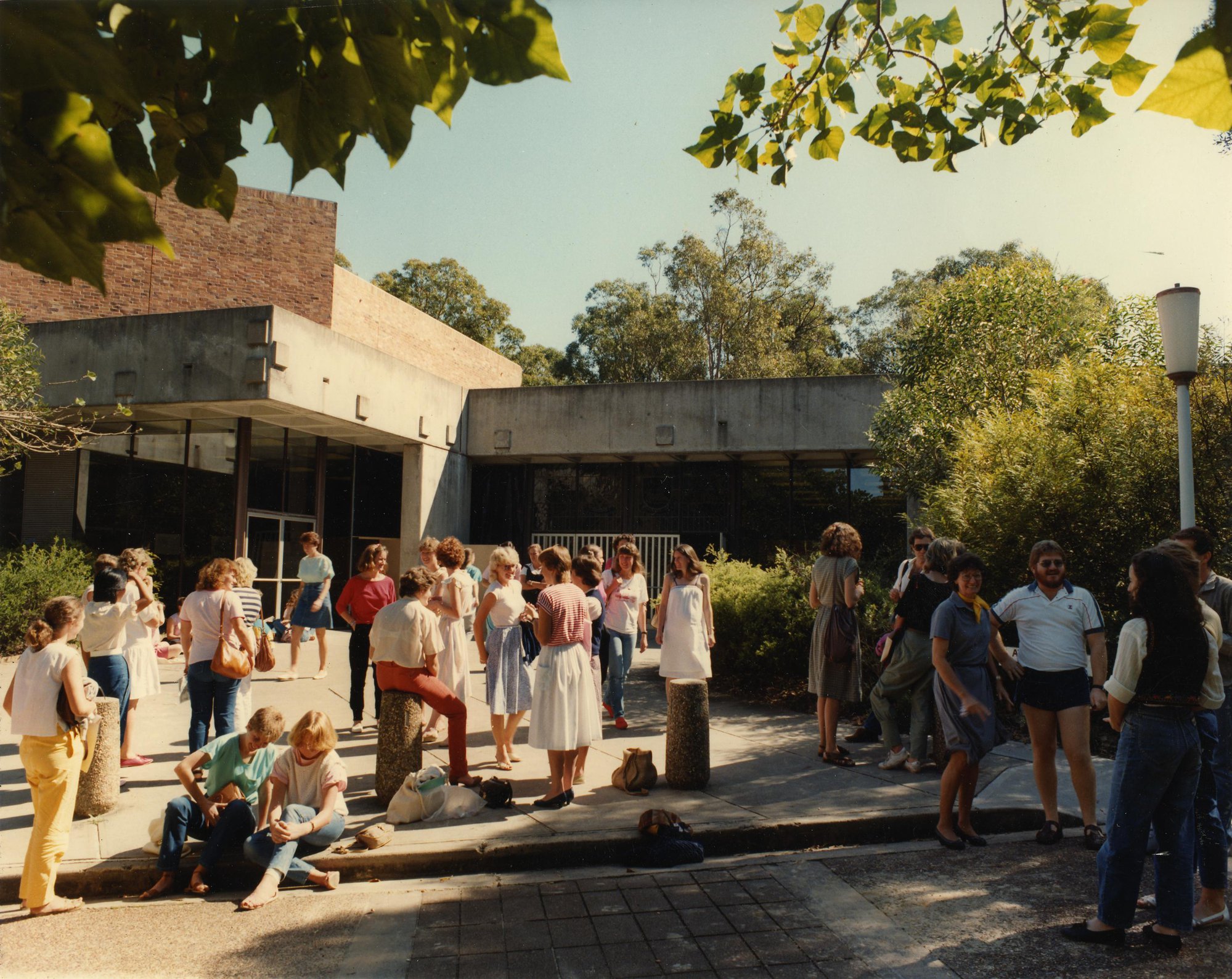 Undergraduates in front of Great Hall c. 1986