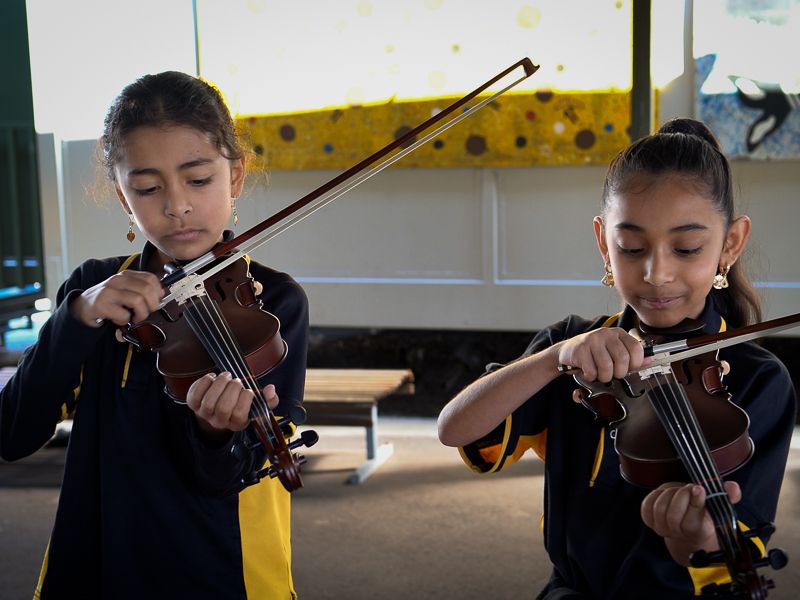 Sumah Marwa play the violin