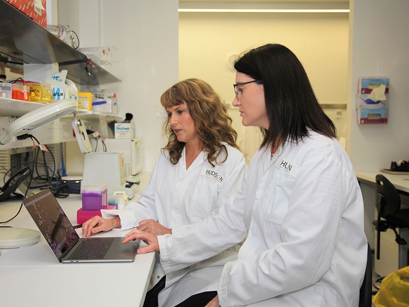 Dr Liza O'Donnell (L) and Dr Penny Whiley in the lab