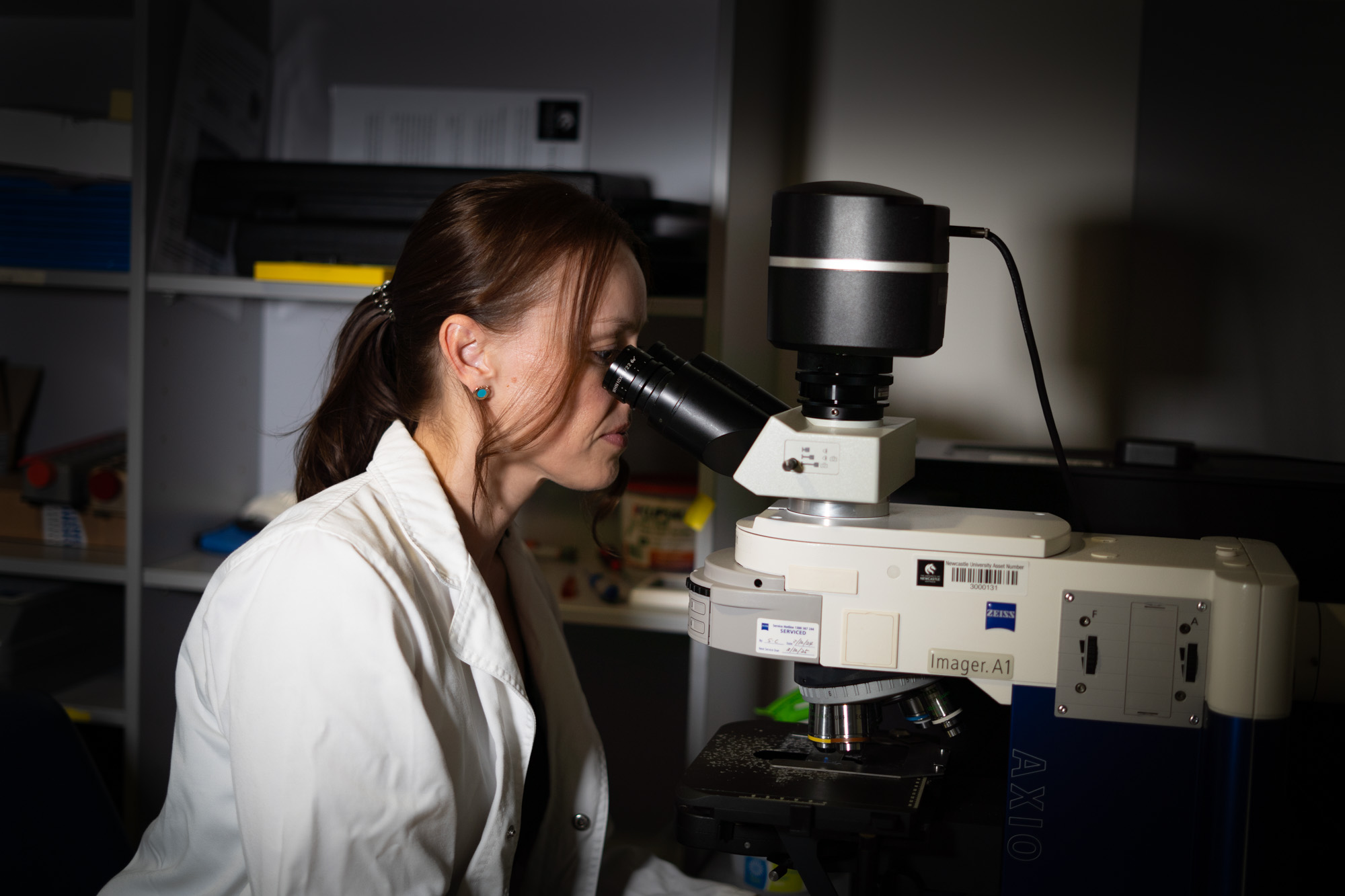 Dr Tessa Lord is a reproductive biologist Dr Lord looking through a microscope at a sample