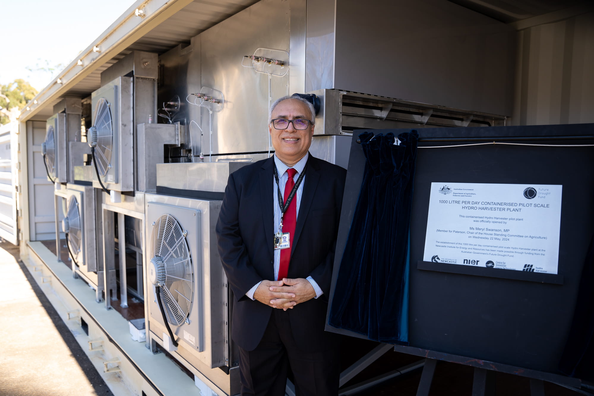 Laureate Professor Behdad Moghtaderi with the 1000L Laureate Professor Behdad Moghtaderi standing in front of the 1000L
