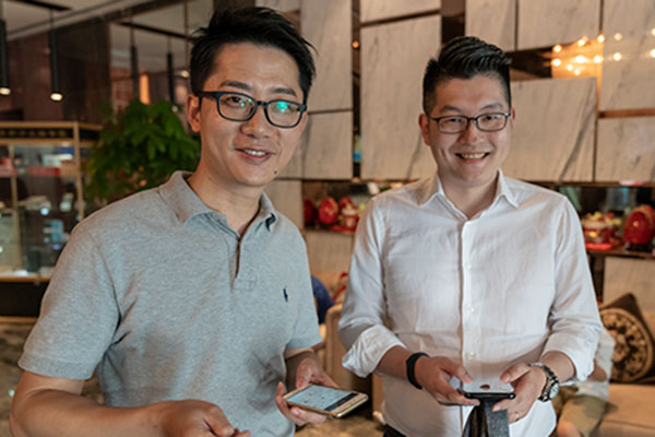 Image of two China Global alumni ambassadors