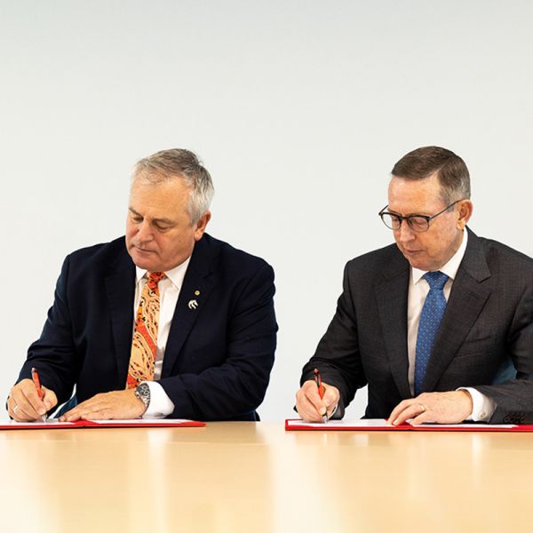 Vice-Chancellor Professor Alex Zelinsky of Newcastle and Vice-Chancellor Professor Neil Quigley of Waikato sign a Memorandum of Understanding at The University of Waikato.