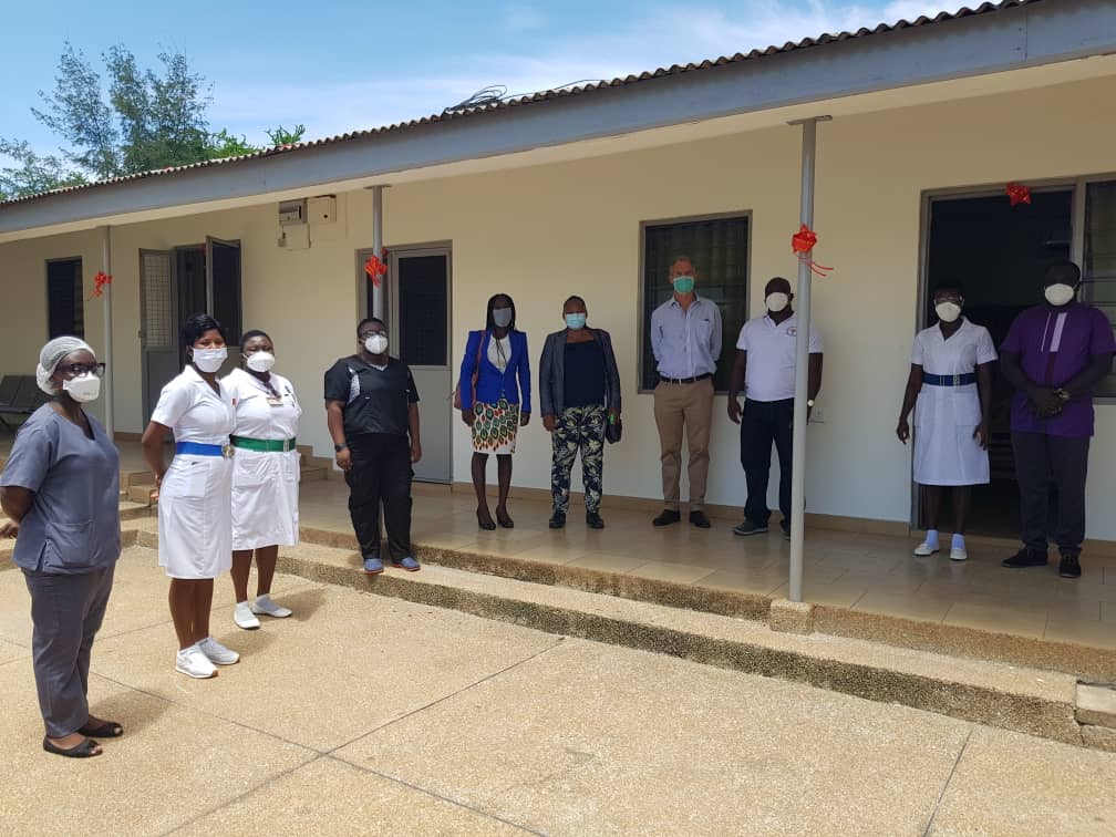 His Excellency Mr Andrew Barnes, Australian High Commissioner to Ghana and West Africa and hospital staff at the opening of the refurbished ward His Excellency Mr Andrew Barnes, Australian High Commissioner to Ghana and West Africa and hospital staff at the opening of the refurbished ward