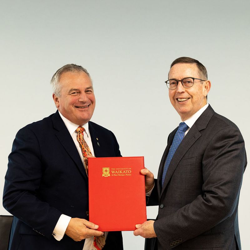 Vice-Chancellor Professor Alex Zelinsky of Newcastle and Vice-Chancellor Professor Neil Quigley of Waikato sign a Memorandum of Understanding at The University of Waikato.