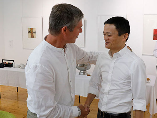 Jack Ma and David Morley shaking hands