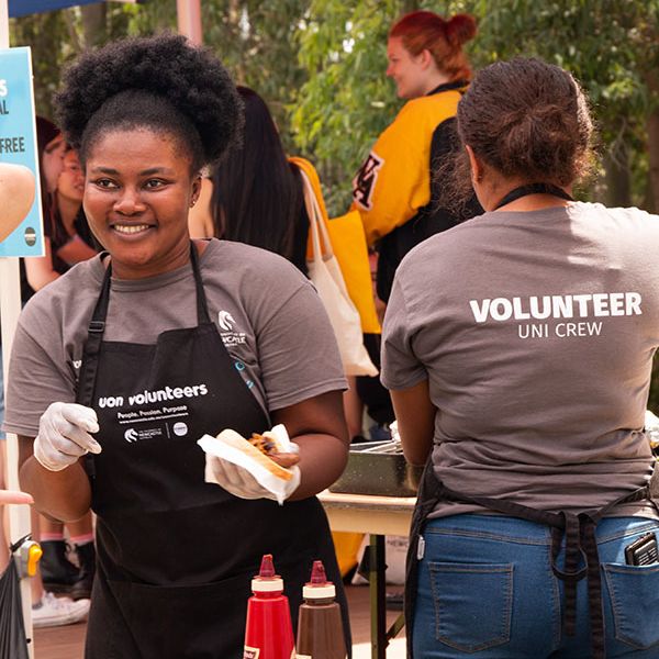 Picture of Uni Crew member volunteering at a BBQ on-campus