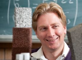 Foam and function Thomas Fiedler with an experiment